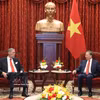 越共中央总书记、国家主席苏林与多米尼加共和国统一左翼运动党总书记米格尔·梅希亚。图自越通社