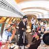 火车上有传统乐器演奏家带来的温馨现场表演，营造出独特的文化空间。图自越通社