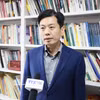 中国人民大学国际关系学院教授崔守军接受越通社记者的采访。图自越通社