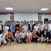 在昌原（韩国）的越南劳动者与各组织方和赞助方代表在提高昌原越南劳动者法律知识咨询会上合影留念。图自越通社