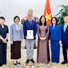 越南外交部副部长黎氏秋姮向韩国KBS电视台颁发恢复其在越南常驻办事处的许可证。图自baoquocte.vn