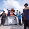 船只和渡轮被调动，向公路难以抵达的偏远岛屿地区运送救援物资。图自越通社 