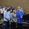 前卫生部长阮氏金进及各位被告在5月底举行的庭审现场。图自《劳动报》