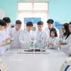 越南农业学院水产系教师指导学生观察水生动物的临床情况和诊断疾病。图自越通社
