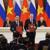 越共中央总书记、国家主席苏林与俄罗斯总统普京共同见证越俄双方交换双边合作文本。图自越通社
