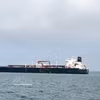 一艘液化石油气（LPG）油轮穿越霍尔木兹海峡后，停靠在印度古吉拉特邦的一个港口。图自越通社