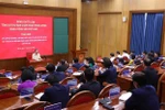 越共中央总书记苏林与学员们交流。图自越通社