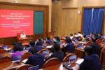 越共中央总书记苏林与学员们交流。图自越通社