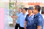 卡纳乡居民查看国会代表及各级人民代表候选人名单。图自越通社