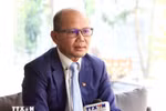 属柬埔寨国际关系学院亚非及中东研究系代理主任、柬埔寨留越校友会（CAVA）主席乌奇·莱昂（Uch Leang）接受越通社驻金边记者采访。图自yts