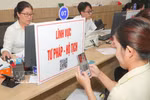 民众扫描二维码以查询司法领域的办事程序及档案流程。图自越通社