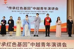 越中两国青年在演讲会上同台演唱。图自越通社