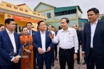 国会主席陈青敏视察乂安省兴源乡的选举筹备工作。图自越通社