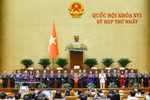 国会主席陈青敏向新一届政府成员赠送鲜花表示祝贺。图自越通社