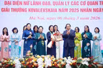 范明政总理向河内建设大学日越高科技研究院院长陈氏越俄教授颁发2025年柯瓦列夫斯卡娅奖个人奖项。图自越通社