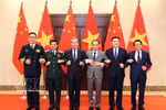 双方代表合影。图自越通社