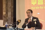 中国驻越南大使何炜在中越媒体吹风会上接受记者采访。图自越通社