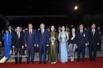 泰国总理阿努廷·参威拉军与夫人以及多位泰国王室政府官员前往廊曼国际机场，为越共中央总书记、国家主席苏林及夫人送行。图自越通社