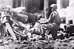 1946年12月23日——全国抗战初期，黄耀救国青年团团员陈成怀抱三叉炸弹，准备在首都河内街头消灭敌军坦克。资料图：越通社