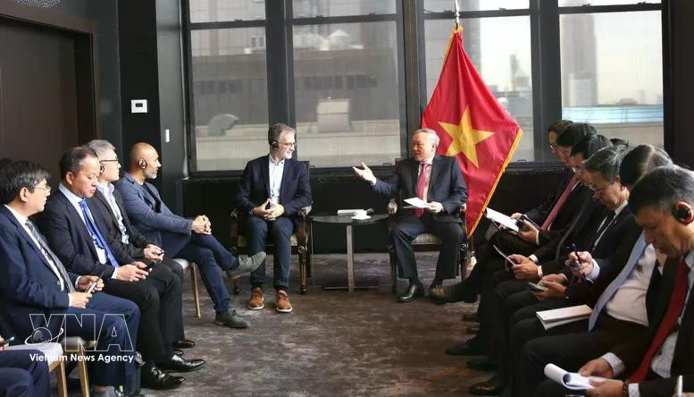 越南政府常务副总理阮和平会见恒星发展基金会主席何塞·费尔南德斯·达蓬特（José Fernández da Ponte）。图自越通社