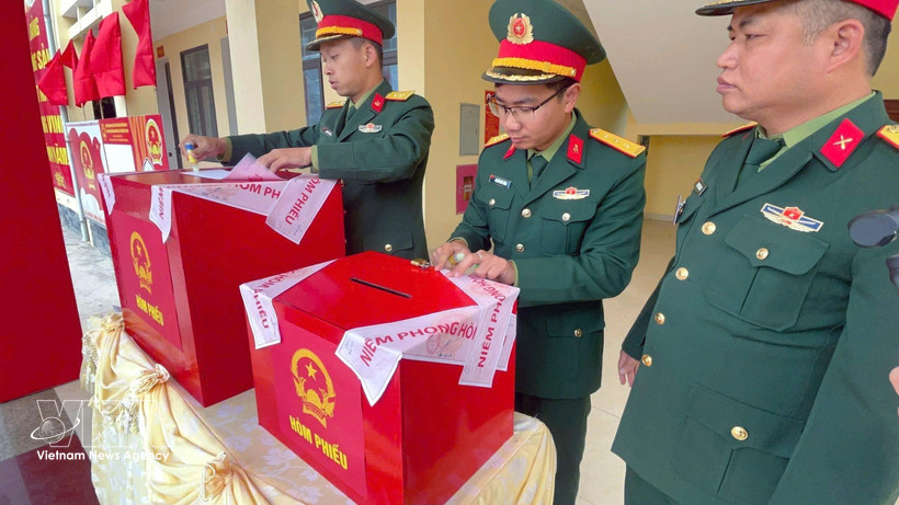 白龙尾岛干部战士提前换届选举。图自越通社