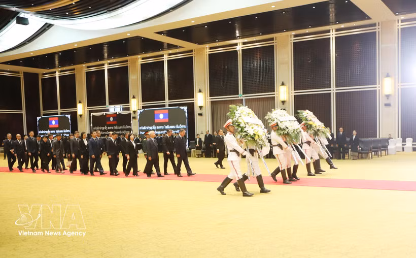 8月10日，越南驻老挝大使阮明心率领越南驻老大使馆、越南驻老代表机构以及旅老越南人社群代表团前往吊唁赛宋蓬·丰威汉同志。图自越通社