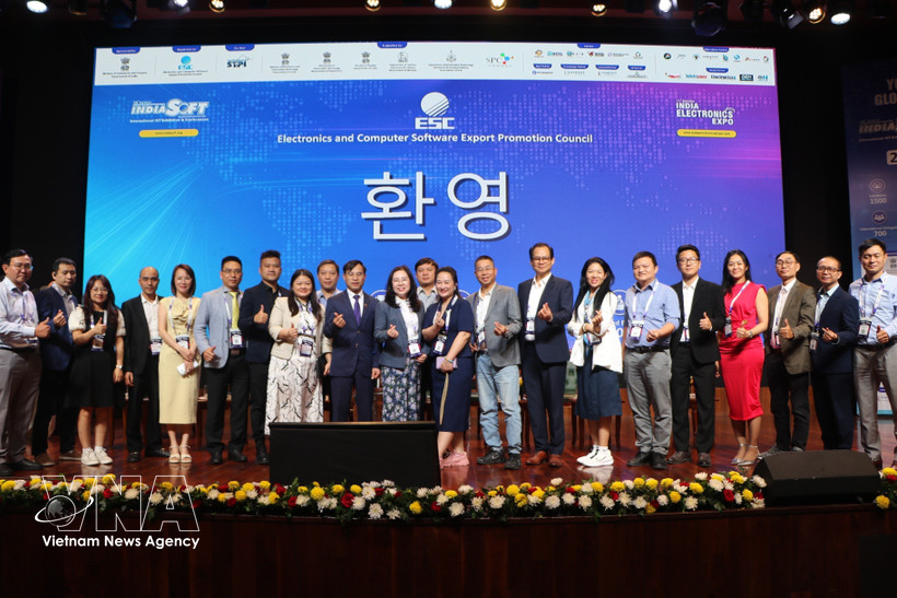 越南代表团在2026年IndiaSoft Expo博览会开幕式上合影。图自越通社
