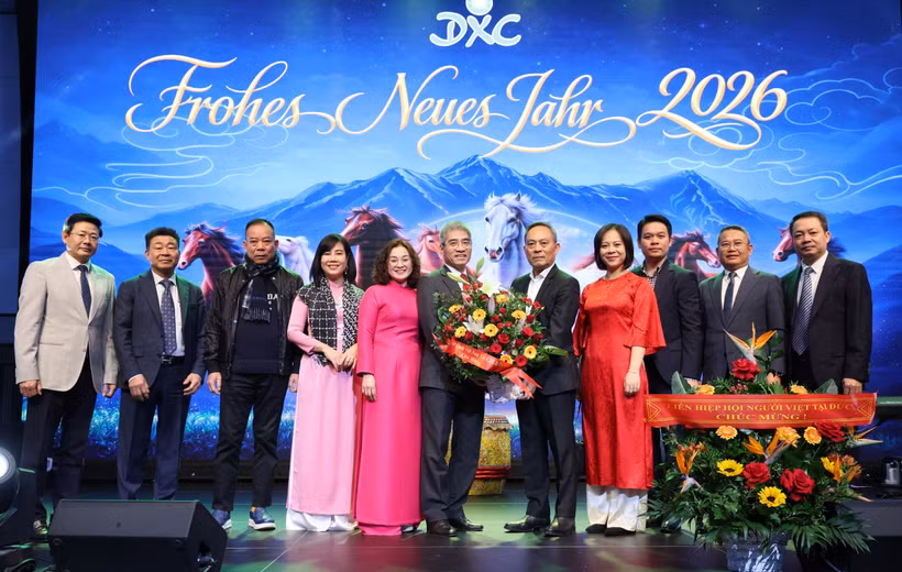 越南驻德大使阮得成与夫人以及越南驻德大使馆工作人员向同春购物中心总经理阮文贤和领导班子送花。图自越通社