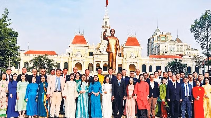 回国出席胡志明市海外侨胞喜迎丙午年新春见面会的海外侨胞代表。图自《人民报》
