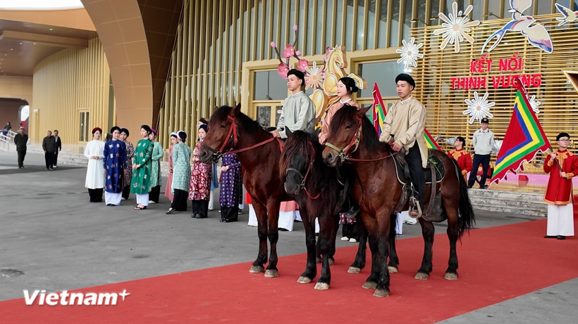 越南传统服饰在与马匹相伴的特别巡游中尽显优雅，向公众展示了跨越多个世纪的越南文化之典雅、庄重与洒脱之美。图自越通社