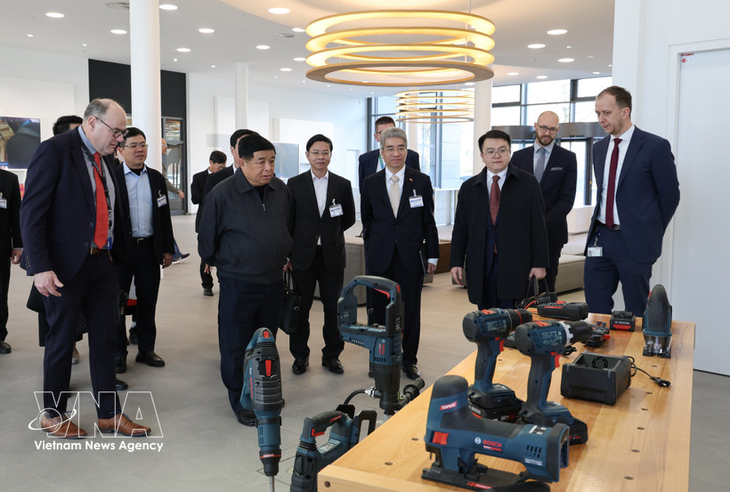 越南政府副总理阮志勇参观德国博世集团（Bosch）。图自越通社