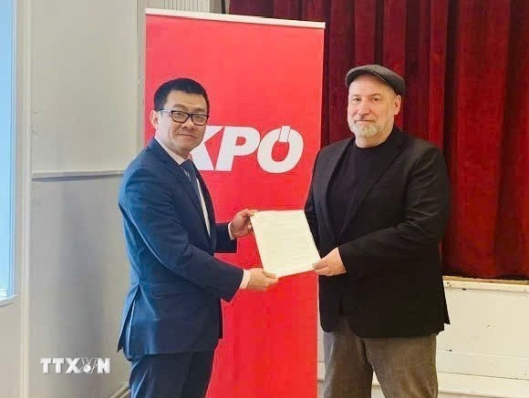 武黎太黄向金特·霍普夫·加特纳转交了越南共产党中央委员会就金特·霍普夫·加特纳此前发来贺信祝贺越共十四大成功召开的感谢信。图自越通社