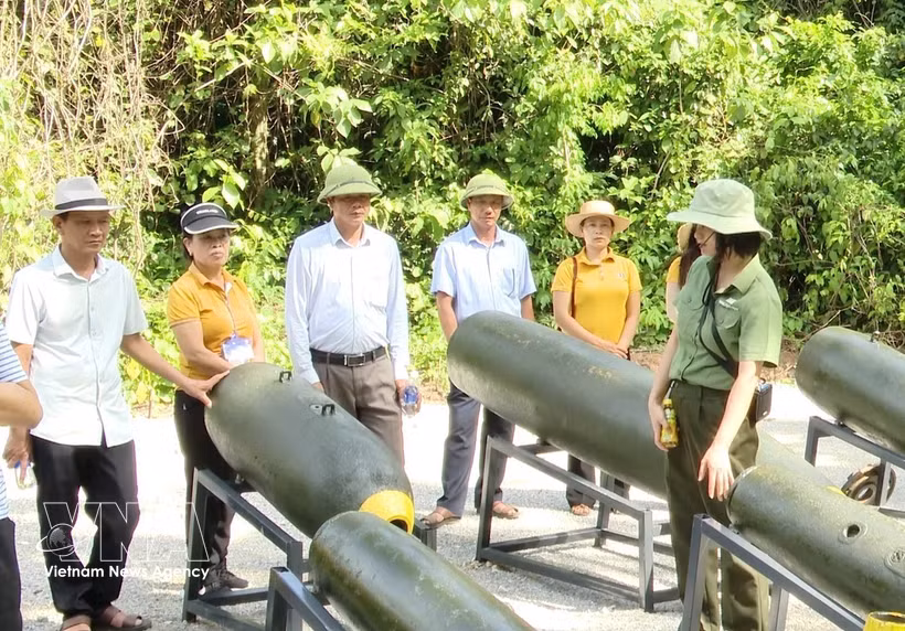游客参观“传奇长山小道——指挥洞” 生态旅游区各种炸弹外壳展区。图自越通社