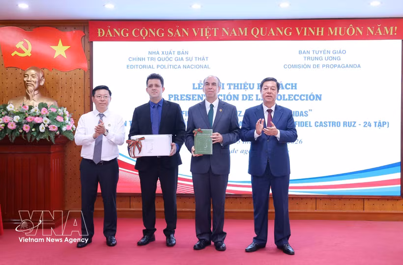 越南真理国家政治出版社与越共中央宣教部领导向古巴代表赠送《古巴革命总司令菲德尔·卡斯特罗·鲁斯文选》。图自越通社