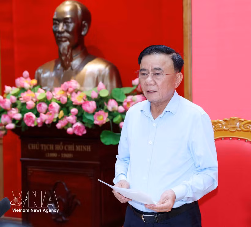 越共中央政治局委员、中央书记处常务书记、中央机关党委书记陈锦秀主持会议。图自越通社
