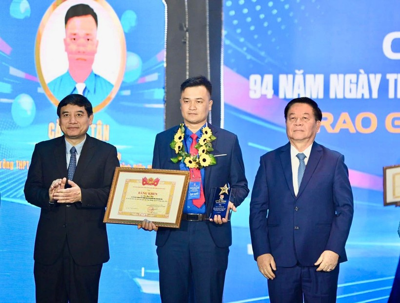 越共中央政治局委员、中央书记处书记、中央宣教与民运部部长阮仲义与越南国会文化教育委员会主任阮德荣为李自仲奖获奖者颁奖。胡志明共青团中央委员会供图
