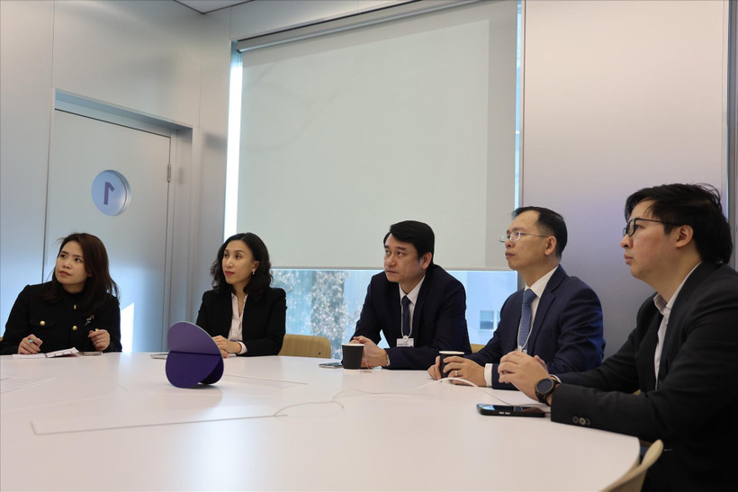 越南外交部副部长黎英俊（中）和越南代表团出席世界经济论坛2026年年会。图自越通社