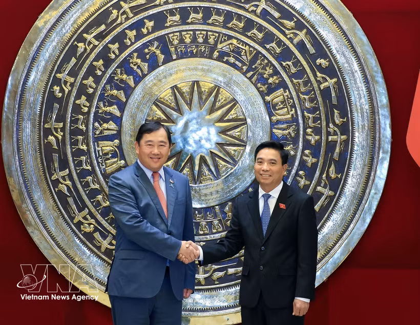 越南国会副主席阮尹英在河内会见柬埔寨国会外交、国际合作、宣传与新闻委员会主席索斯·亚拉。图自越通社