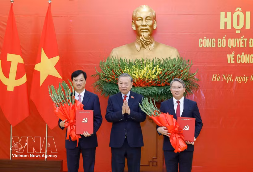 越共中央总书记、国家主席苏林向中央组织部部长阮维玉和中央办公厅主任阮海宁颁发任命决定。图自越通社