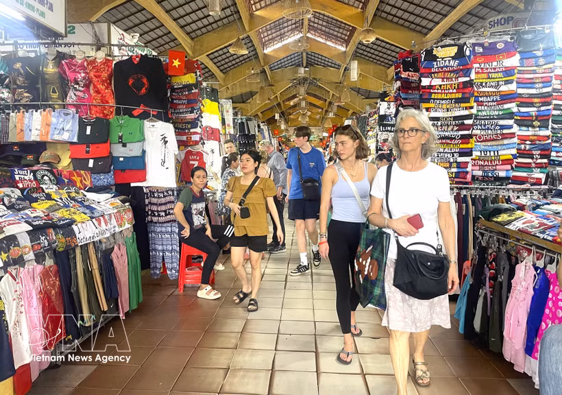 胡志明市槟城市场吸引大量国内外游客前来参观购物。图自越通社