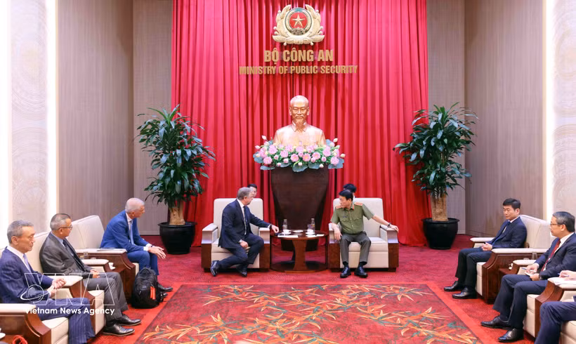越共中央政治局委员、公安部长梁三光大将在河内会见来访的意大利莱奥纳多集团高级副总裁丹尼埃莱·塔瓦尔诺。图自越通社