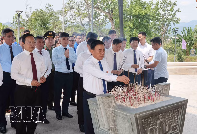 越共中央政治局委员、中央书记处常务书记陈锦秀和代表们在奠边省奠边府战场烈士祠上香缅怀英勇战斗，壮烈牺牲的英雄烈士。图自越通社