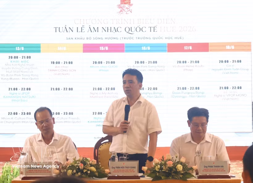 顺化市人民委员会副主席陈友垂江在新闻发布会上发表讲话。图自越通社