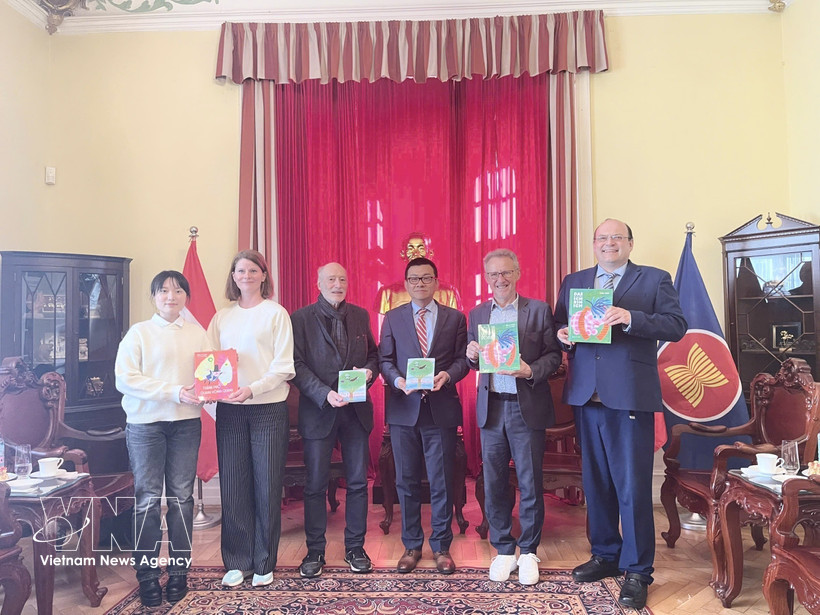 越南驻奥地利大使武黎泰皇与奥地利著名儿童文学作家米拉·洛贝家人合影。图自越通社
