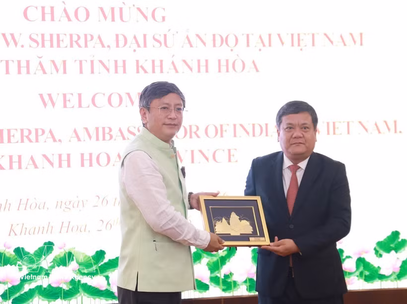 庆和省委书记陈峰会见印度驻越南大使策林·旺楚克·夏尔巴。图自越通社