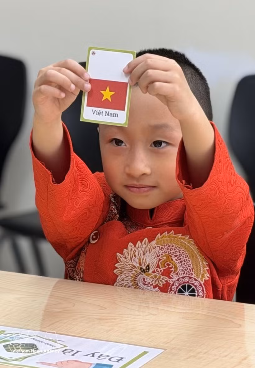 一名越南裔加拿大儿童在加拿大多伦多传统越南语课堂上。图自越通社
