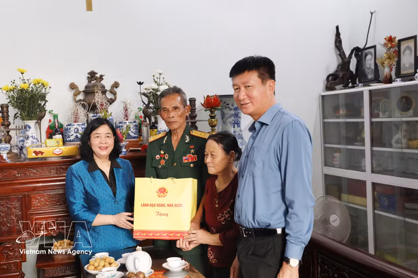 越共中央政治局委员、中央书记处书记、祖国阵线中央委员会主席裴氏明怀看望慰问越南英雄母亲陈氏策。图自越通社
