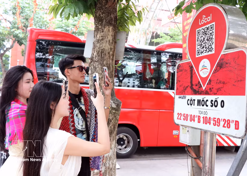 游客用手机扫描了解旅游目的地相关信息。图自越通社