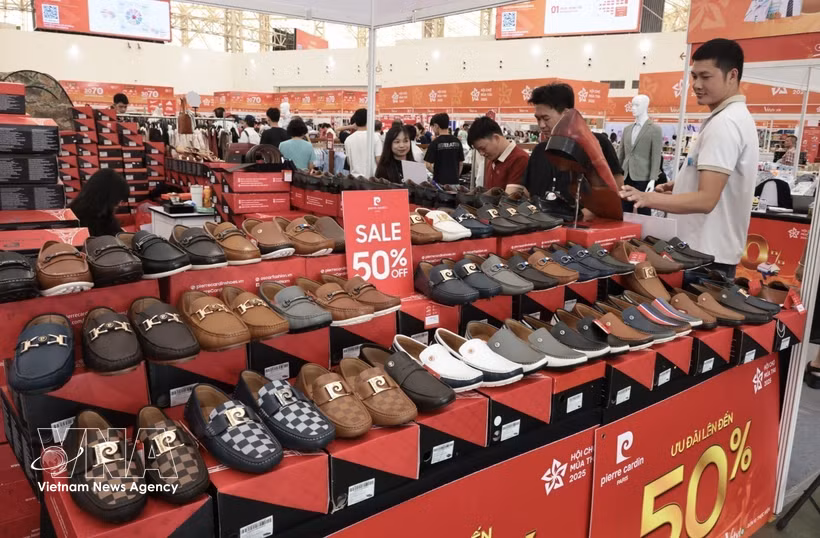 2025年秋季博览会上皮革制鞋产品吸引众多采购商和消费者关注。图自越通社