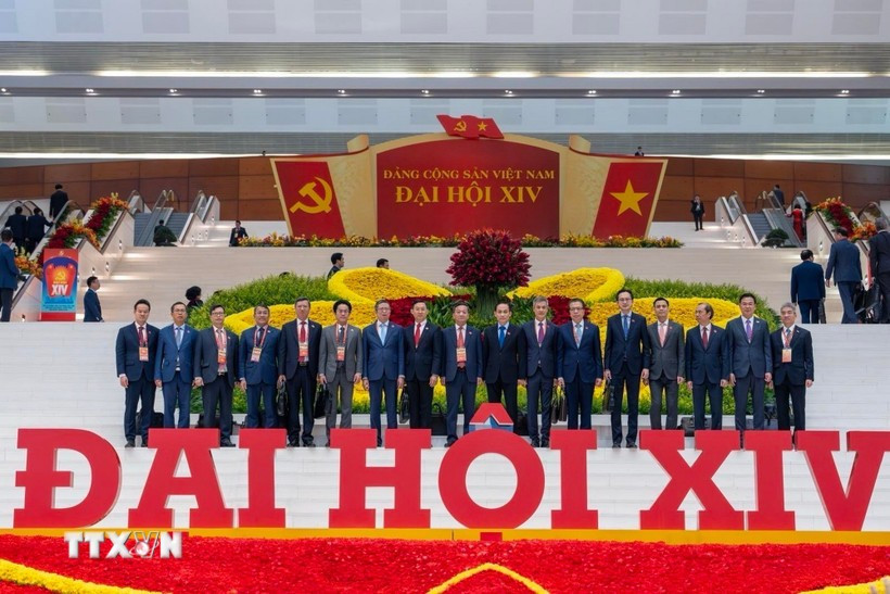 越南驻法国大使郑德海与出席越共十四大代表合影。图自越通社